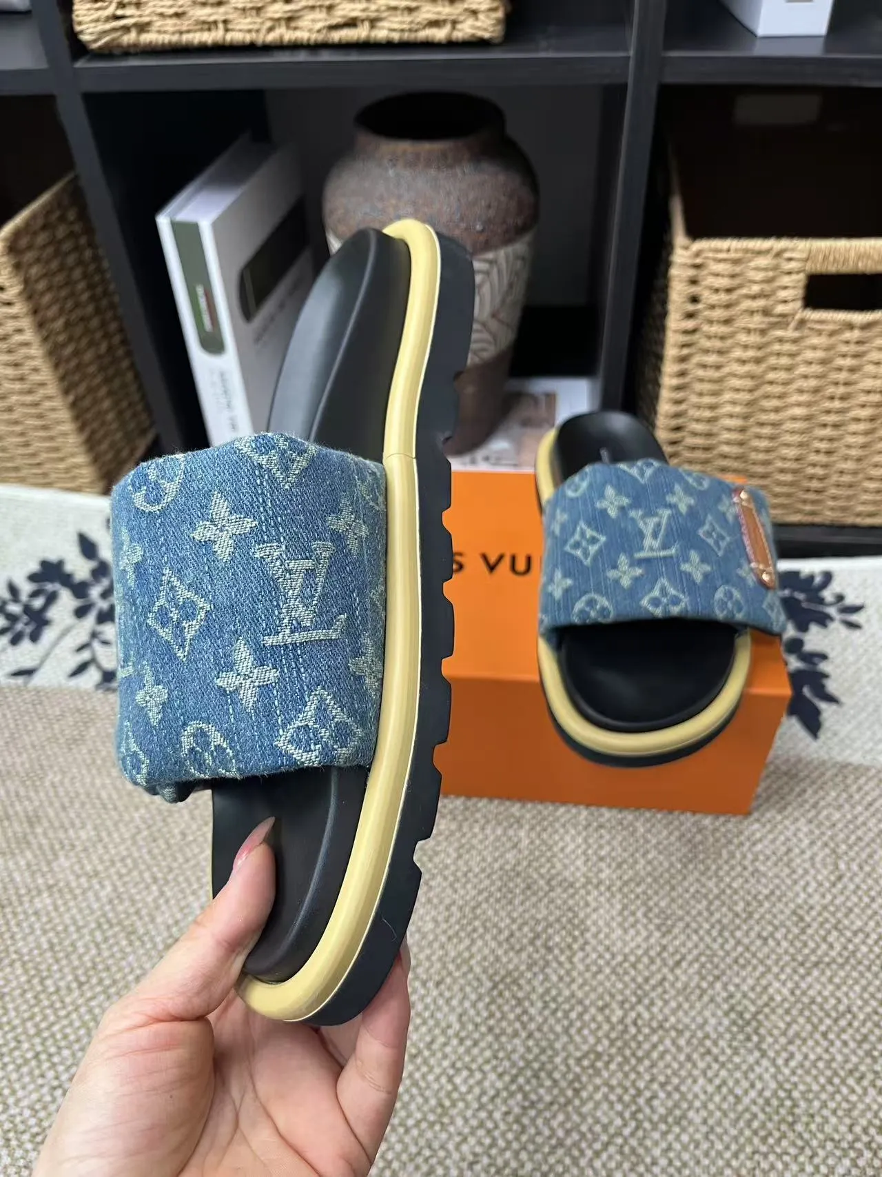 P340 yuan LV Louis Vuitton Full of high-end feel! A popular model among bloggers at home and abroad, it’s retro and fashionable, and looks stunning on your feet! Mainly recommended model on the official website★ ━━━━━ ЅᏇєєt ━━━━━ ▪️Upper: original calfskin ➕5D printing process ▪️Inner: imported mixed sheepskin ▪️Outsole: original molded foam outsole ▪️Size: Female 35-40 Men's 39-44 (women's 41 men's 45)